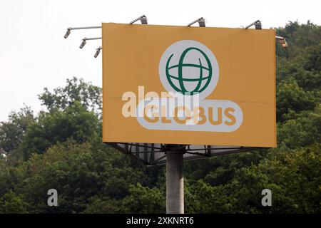 Die GLOBUS Filiale, Markthalle in Siegen an der Eiserfelder Straße. Turm mit GLOBUS Logo auf dem Parkplatz. Globus Markthalle am 24.07.2024 in Siegen *** GLOBUS Markthalle, Markthalle in Siegen am Turm Eiserfelder Straße mit GLOBUS Logo auf dem Parkplatz Globus Markthalle am 24 07 2024 in Siegen Stockfoto