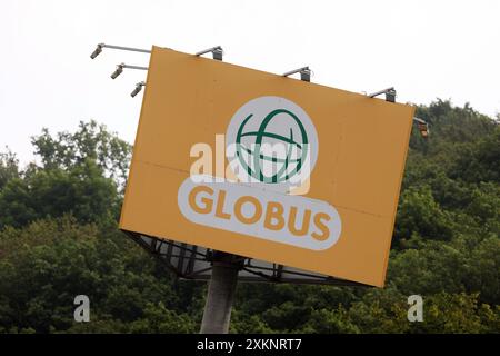Die GLOBUS Filiale, Markthalle in Siegen an der Eiserfelder Straße. Turm mit GLOBUS Logo auf dem Parkplatz. Globus Markthalle am 24.07.2024 in Siegen *** GLOBUS Markthalle, Markthalle in Siegen am Turm Eiserfelder Straße mit GLOBUS Logo auf dem Parkplatz Globus Markthalle am 24 07 2024 in Siegen Stockfoto
