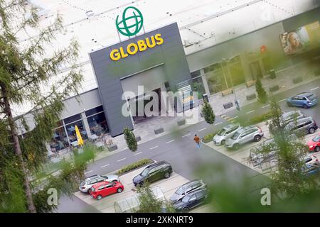 Die GLOBUS Filiale, Markthalle in Siegen an der Eiserfelder Straße mit Logo. Globus Markthalle am 24.07.2024 in Siegen/Deutschland *** der GLOBUS Store, überdachter Markt in Siegen an der Eiserfelder Straße mit Logo Globus Markthalle am 24 07 2024 in Siegen Stockfoto