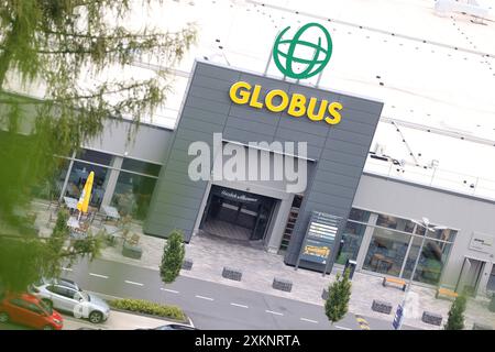 Die GLOBUS Filiale, Markthalle in Siegen an der Eiserfelder Straße mit Logo. Globus Markthalle am 24.07.2024 in Siegen/Deutschland *** der GLOBUS Store, überdachter Markt in Siegen an der Eiserfelder Straße mit Logo Globus Markthalle am 24 07 2024 in Siegen Stockfoto