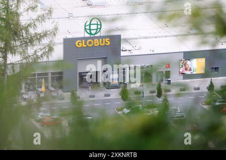 Die GLOBUS Filiale, Markthalle in Siegen an der Eiserfelder Straße mit Logo. Globus Markthalle am 24.07.2024 in Siegen/Deutschland *** der GLOBUS Store, überdachter Markt in Siegen an der Eiserfelder Straße mit Logo Globus Markthalle am 24 07 2024 in Siegen Stockfoto