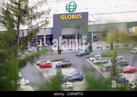 Die GLOBUS Filiale, Markthalle in Siegen an der Eiserfelder Straße mit Logo. Globus Markthalle am 24.07.2024 in Siegen/Deutschland *** der GLOBUS Store, überdachter Markt in Siegen an der Eiserfelder Straße mit Logo Globus Markthalle am 24 07 2024 in Siegen Stockfoto