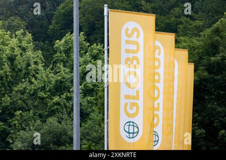Die GLOBUS Filiale, Markthalle in Siegen an der Eiserfelder Straße. Fahnen mit der Aufschrift GLOBUS. Globus Markthalle am 24.07.2024 in Siegen/Deutschland *** der GLOBUS-Laden, Markthalle in Siegen an der Eiserfelder Straße fahnt mit der Aufschrift GLOBUS Globus Markthalle am 24. 07 2024 in Siegen Stockfoto