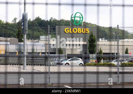 Die GLOBUS Filiale, Markthalle in Siegen an der Eiserfelder Straße mit Logo. Im Vordergrund befinden sich Zaeune Zäune. Globus Markthalle am 24.07.2024 in Siegen *** der GLOBUS Store, Markthalle in Siegen an der Eiserfelder Straße mit Logo im Vordergrund sind Zäune Globus Markthalle am 24 07 2024 in Siegen Stockfoto