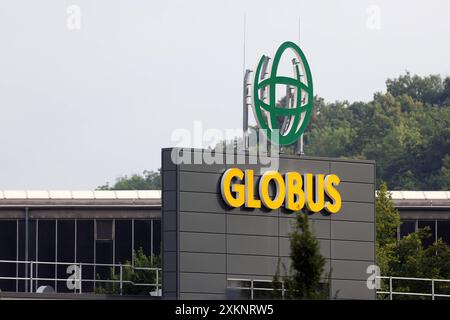 Die GLOBUS Filiale, Markthalle in Siegen an der Eiserfelder Straße mit Logo. Globus Markthalle am 24.07.2024 in Siegen/Deutschland *** der GLOBUS Store, überdachter Markt in Siegen an der Eiserfelder Straße mit Logo Globus Markthalle am 24 07 2024 in Siegen Stockfoto