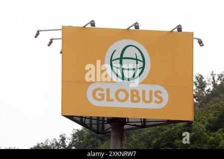 Die GLOBUS Filiale, Markthalle in Siegen an der Eiserfelder Straße. Turm mit GLOBUS Logo auf dem Parkplatz. Globus Markthalle am 24.07.2024 in Siegen *** GLOBUS Markthalle, Markthalle in Siegen am Turm Eiserfelder Straße mit GLOBUS Logo auf dem Parkplatz Globus Markthalle am 24 07 2024 in Siegen Stockfoto