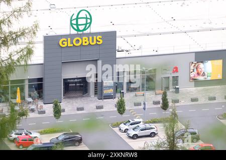 Die GLOBUS Filiale, Markthalle in Siegen an der Eiserfelder Straße mit Logo. Globus Markthalle am 24.07.2024 in Siegen/Deutschland *** der GLOBUS Store, überdachter Markt in Siegen an der Eiserfelder Straße mit Logo Globus Markthalle am 24 07 2024 in Siegen Stockfoto