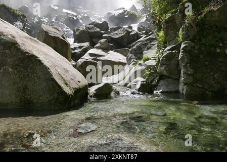 Der foroglio-Wasserfall im Bavona-Tal, Kanton Tessin, Schweiz Stockfoto