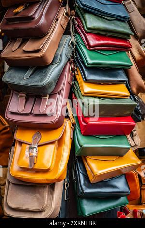 Nahaufnahme verschiedener Ledertaschen auf dem Markt. Moderne bunte Taschen zum Verkauf. Lederaccessoires Geldbörsen, Handtaschen im Geschäft in der traditionellen St. Stockfoto