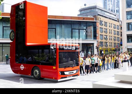 NUR eine Kunstinstallation eines gefalteten Londoner Busses von Caspar Philips wird am Bishops Square in London vorgestellt, im Auftrag von Samsung. Ausgabedatum: Mittwoch, 24. Juli 2024. Stockfoto