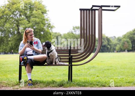 NUR eine Kunstinstallation einer gefalteten Bank, die von dem Künstler Jem Hughes geschaffen und von Samsung in Clapham Common, London, in Auftrag gegeben wurde. Ausgabedatum: Mittwoch, 24. Juli 2024. Die Kunstinstallation ist Teil eines weiteren Kunstprojekts Fold Town von Samsung, das die Veröffentlichung des Galaxy Z Flip6 und Z Fold6, jetzt mit Galaxy AI-Technologie, markieren soll. Das Foto sollte lauten: David Parry/PA Media Assignments Stockfoto