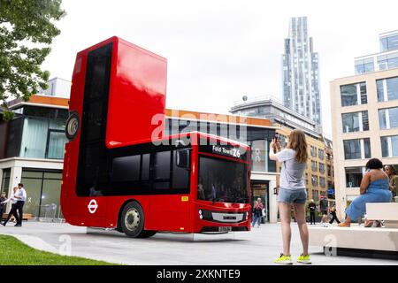 NUR eine Kunstinstallation eines gefalteten Londoner Busses von Caspar Philips wird am Bishops Square in London vorgestellt, im Auftrag von Samsung. Ausgabedatum: Mittwoch, 24. Juli 2024. Stockfoto