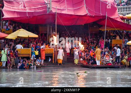 Ganga dussera, religiöse hindus, die im berühmten har ki pauri haridwar ganges Ghetto baden. Stockfoto