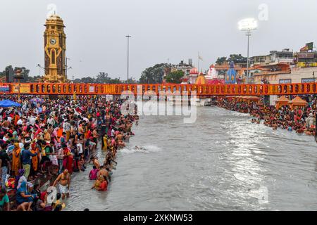 Ganga dussera, religiöse hindus, die im berühmten har ki pauri haridwar ganges Ghetto baden. Stockfoto