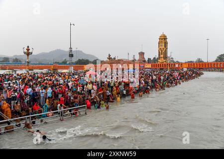 Ganga dussera, religiöse hindus, die im berühmten har ki pauri haridwar ganges Ghetto baden. Stockfoto