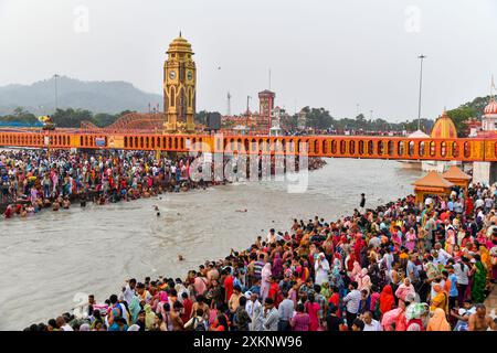 Ganga dussera, religiöse hindus, die im berühmten har ki pauri haridwar ganges Ghetto baden. Stockfoto