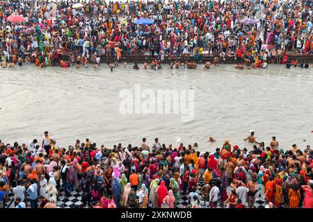 Ganga dussera, religiöse hindus, die im berühmten har ki pauri haridwar ganges Ghetto baden. Stockfoto