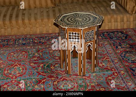 Ottoman-Couchtisch mit Perlmutt-Einlage auf IT Stockfoto