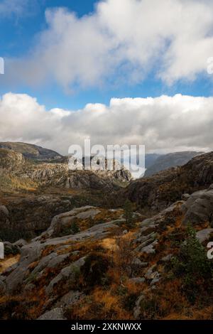 Ein atemberaubender Blick aus der Luft auf einen norwegischen Fjord, Kjerag, Lysebotn, Lysefjord, Norwegen Stockfoto