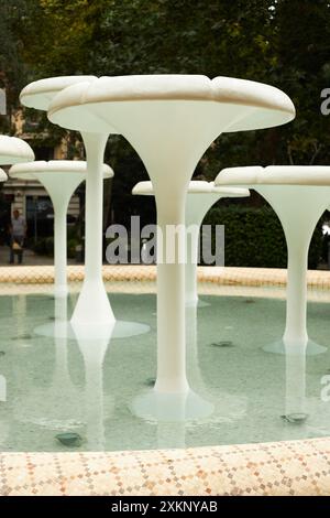 Parks und Springbrunnen entlang der Nizami Street in der Innenstadt von Baku Stockfoto