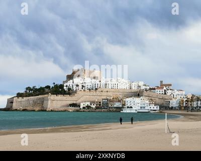 Panoramablick auf die mittelalterliche Burg von Peñíscola und die ummauerte Altstadt vom Strand aus Stockfoto
