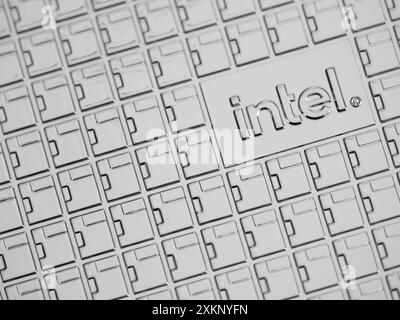 Intel Logo auf einem Intel Core i9-14900K Prozessorgehäuse der 14. Generation Stockfoto