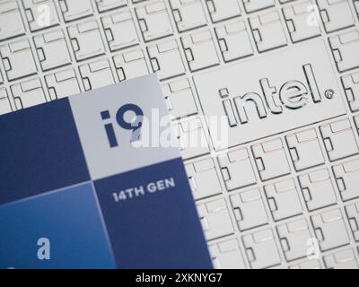 Intel Logo auf einem Intel Core i9-14900K Prozessorgehäuse der 14. Generation Stockfoto