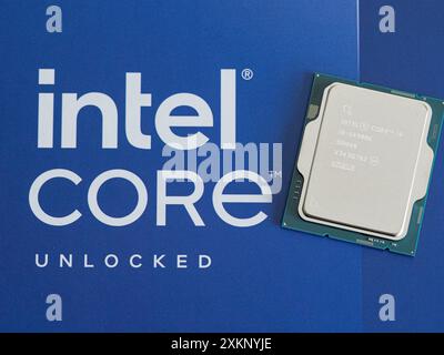 Intel Logo auf einem Intel Core i9-14900K Prozessorgehäuse der 14. Generation Stockfoto