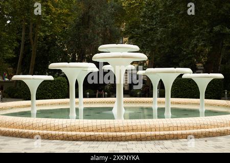 Parks und Springbrunnen entlang der Nizami Street in der Innenstadt von Baku Stockfoto