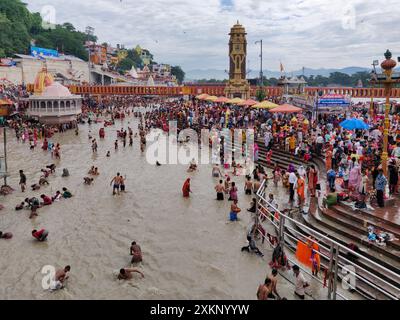 Ganga dussera, religiöse hindus, die im berühmten har ki pauri haridwar ganges Ghetto baden. Stockfoto