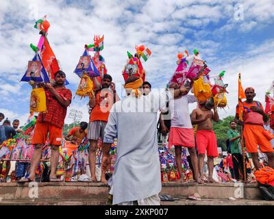 Hindu-Pilger, die barfuß nach kanwar Yatra gehen, um Lord Shiv in har ki paudi, haridwar anzubeten. Stockfoto