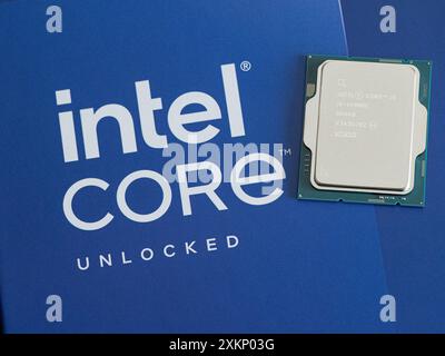 Intel Logo auf einem Intel Core i9-14900K Prozessorgehäuse der 14. Generation Stockfoto