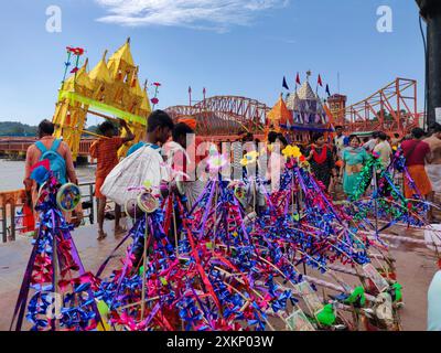 Hindu-Pilger, die barfuß nach kanwar Yatra gehen, um Lord Shiv in har ki paudi, haridwar anzubeten. Stockfoto