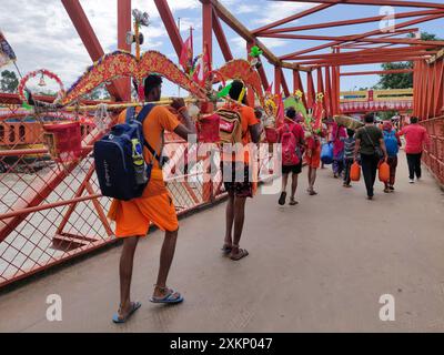 Hindu-Pilger, die barfuß nach kanwar Yatra gehen, um Lord Shiv in har ki paudi, haridwar anzubeten. Stockfoto