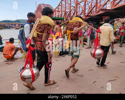 Hindu-Pilger, die barfuß nach kanwar Yatra gehen, um Lord Shiv in har ki paudi, haridwar anzubeten. Stockfoto