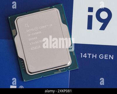 Intel Logo auf einem Intel Core i9-14900K Prozessorgehäuse der 14. Generation Stockfoto