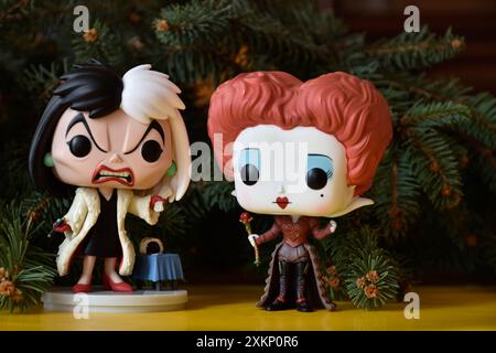 Funko Pop Actionfiguren der Disney-Bösewichte Cruella de Vil aus dem Zeichentrickfilm 101 Dalmatiner und der Roten Königin aus dem Film Alice im Wunderland. Stockfoto