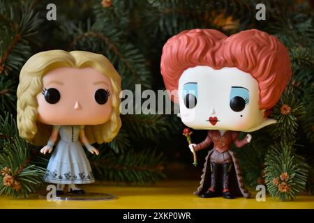 Funko Pop Actionfiguren von Red Queen und Alice im Wunderland aus Tim Burton Fantasy Film. Tanne, Weihnachten, fabelhafte, magische Stimmung. Stockfoto