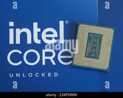 Intel Logo auf einem Intel Core i9-14900K Prozessorgehäuse der 14. Generation Stockfoto