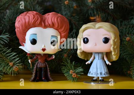 Funko Pop Actionfiguren von Red Queen und Alice im Wunderland aus Tim Burton Fantasy Film. Tanne, Weihnachten, fabelhafte, magische Stimmung. Stockfoto