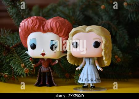 Funko Pop Actionfiguren von Red Queen und Alice im Wunderland aus Tim Burton Fantasy Film. Tanne, Weihnachten, fabelhafte, magische Stimmung. Stockfoto