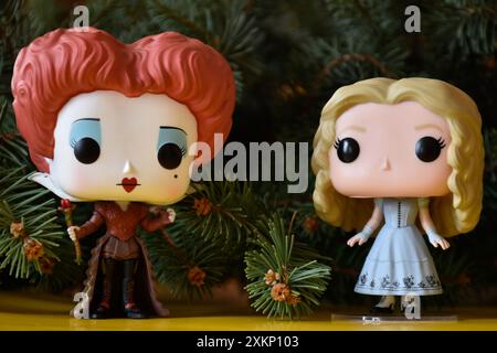 Funko Pop Actionfiguren von Red Queen und Alice im Wunderland aus Tim Burton Fantasy Film. Tanne, Weihnachten, fabelhafte, magische Stimmung. Stockfoto