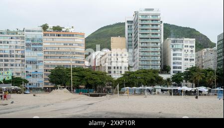 Rio de Janeiro, Brasilien - März 04,2019: Blick auf die Avenida Atlantica. Menschen gehen über ihr Geschäft Stockfoto