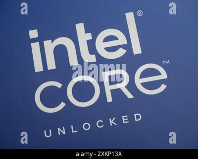 Intel Logo auf einem Intel Core i9-14900K Prozessorgehäuse der 14. Generation Stockfoto