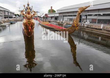 Bangkok, Thailand. Juli 2024. Die Royal Barge ist auf der Royal Thai Naval Dockyard zu sehen. Die Zeremonie der königlichen Barge-Prozession zur Überreichung der Königlichen Kathine oder der Roben für den buddhistischen Mönch oder der königlich Kathin-buddhistischen Ritus findet am 27. Oktober auf dem Fluss Chao Phraya statt, um Thailands König Maha Vajiralongkorn Bodindradebayavarangkun (Rama X), 72. Geburtstag, zu feiern. das ist am 28. Juli. Quelle: SOPA Images Limited/Alamy Live News Stockfoto