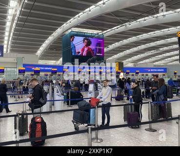 Dateifoto vom 04/22: Fluggäste stehen in der Warteschlange, um Gepäckstücke bei Abflügen am Terminal 5 des Flughafens Heathrow im Westen Londons aufzugeben. Der Flughafen Heathrow sagte, dass in der ersten Jahreshälfte ein Rekordvolumen von 39,8 Millionen Passagieren durch seine Terminals gereist sind. Das sind 7,3 % mehr als 37,1 Millionen Fluggäste im gleichen Zeitraum des Vorjahres. Ausgabedatum: Mittwoch, 24. Juli 2024. Stockfoto