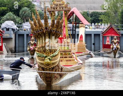 Bangkok, Thailand. Juli 2024. Ein Beamter der thailändischen Marine inspiziert den königlichen Lastkahn auf der Royal Thai Naval Dockyard. Die Zeremonie der königlichen Barge-Prozession zur Überreichung der Königlichen Kathine oder der Roben für den buddhistischen Mönch oder der königlich Kathin-buddhistischen Ritus findet am 27. Oktober auf dem Fluss Chao Phraya statt, um Thailands König Maha Vajiralongkorn Bodindradebayavarangkun (Rama X), 72. Geburtstag, zu feiern. das ist am 28. Juli. Quelle: SOPA Images Limited/Alamy Live News Stockfoto