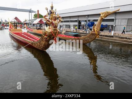 Bangkok, Thailand. Juli 2024. Die Royal Barge ist auf der Royal Thai Naval Dockyard zu sehen. Die Zeremonie der königlichen Barge-Prozession zur Überreichung der Königlichen Kathine oder der Roben für den buddhistischen Mönch oder der königlich Kathin-buddhistischen Ritus findet am 27. Oktober auf dem Fluss Chao Phraya statt, um Thailands König Maha Vajiralongkorn Bodindradebayavarangkun (Rama X), 72. Geburtstag, zu feiern. das ist am 28. Juli. (Foto: Chaiwat Subprasom/SOPA Images/SIPA USA) Credit: SIPA USA/Alamy Live News Stockfoto