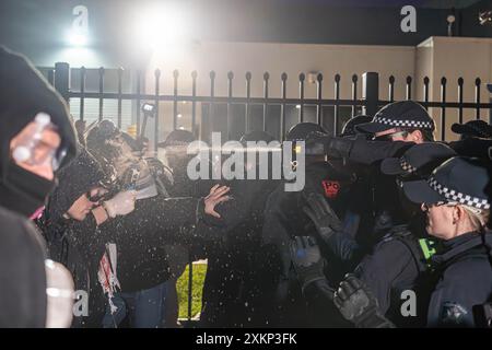 Melbourne, Australien. Juli 2024. Die Polizei sah während der Demonstration Pfeffer sprühende Demonstranten. Die palästinensischen Demonstranten waren zurück in Electromold in Thomastown, einer Fabrik, die Teile für Waffen herstellt, die im andauernden Krieg zwischen Palästina und Israel verwendet werden. Die Polizei Griff die Demonstranten mit Pfefferspray, Pferden und körperlicher Gewalt an. Es wurde berichtet, dass sechs Verhaftungen stattgefunden haben. Quelle: SOPA Images Limited/Alamy Live News Stockfoto