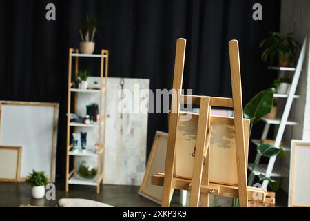 Mitten in einer Künstlerwerkstatt steht eine Staffelei aus Holz, bereit für eine neue Kreation. Stockfoto